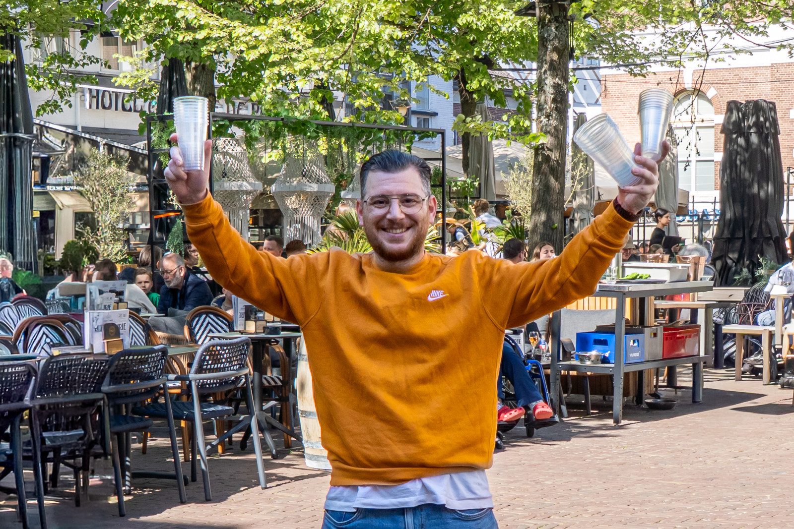 Man met rpet glazen voor koningsdag