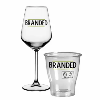 Transparant wijnglas en plastic beker naast elkaar, beide te bedrukken met logo (“BRANDED”) op een lichte achtergrond.